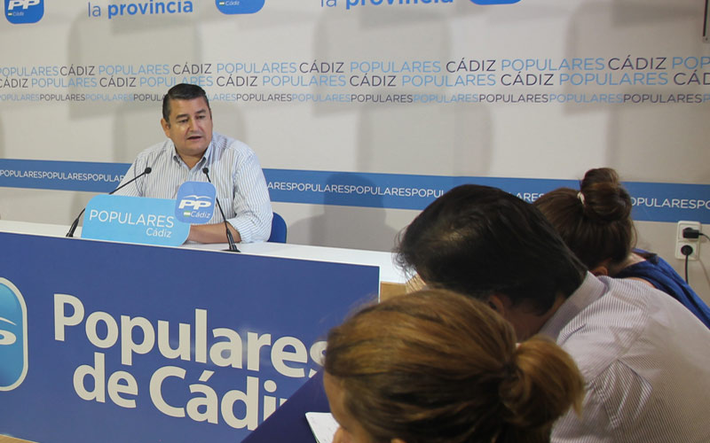 Sanz (PP) acusa a la Junta de “ahogar” a los ayuntamientos gaditanos al “robarles” 43 millones en los últimos tres años
