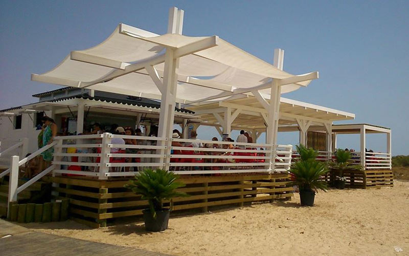 Tres chiringuitos de las playas de La Barrosa y Sancti Petri solicitan poder abrir también durante el invierno