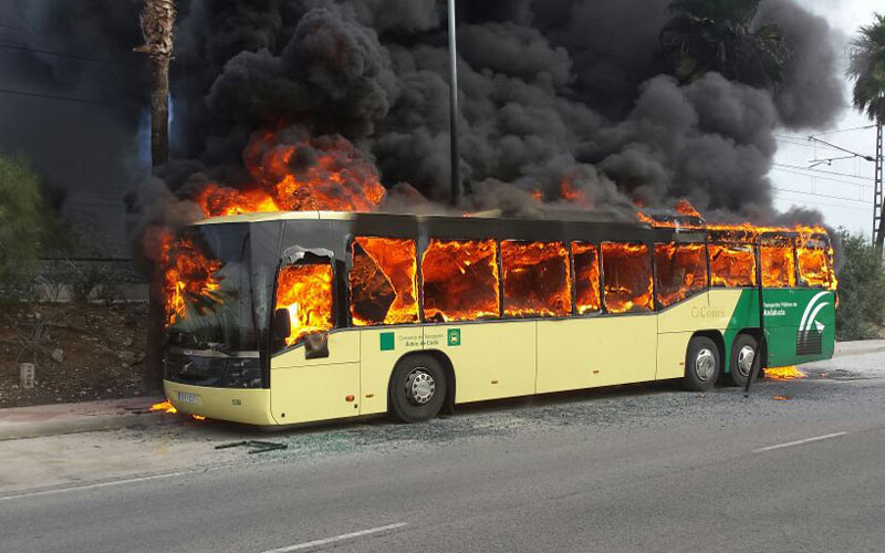 Sale ardiendo a la altura de Valdelagrana un autobús metropolitano en el que viajaban 58 personas