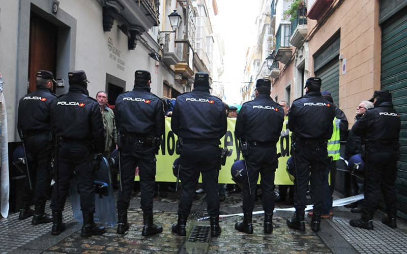 Juristas, periodistas y activistas abordan en Cádiz la lucha contra la criminalización de los movimientos sociales