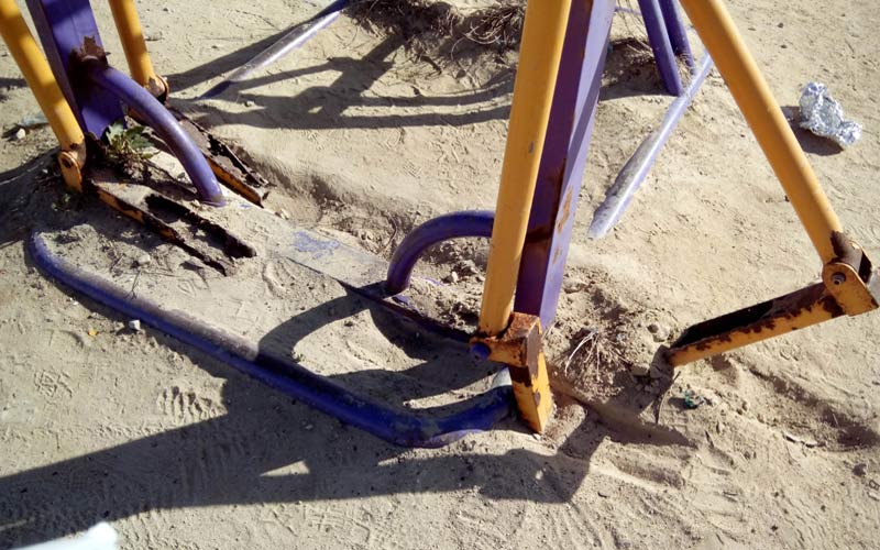 Los aparatos de gimnasia para mayores repartidos por la ciudad, “inutilizables, rotos, oxidados…”