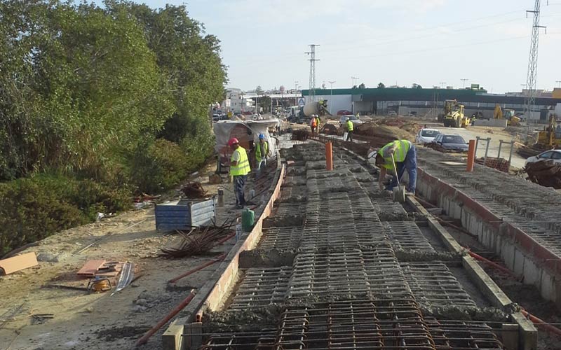 107 personas, la mayoría de la Bahía, trabaja hoy día en las obras del tranvía en Chiclana; son cerca de 200 si se suma a proveedores
