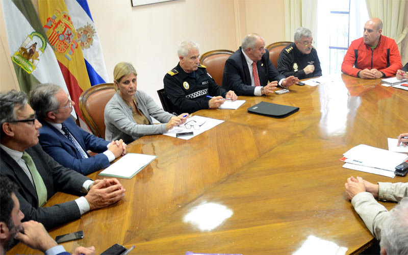 Ayuntamiento y Subdelegación se comprometen a tomar más medidas para reforzar la seguridad de comerciantes y vecinos de la calle Medina