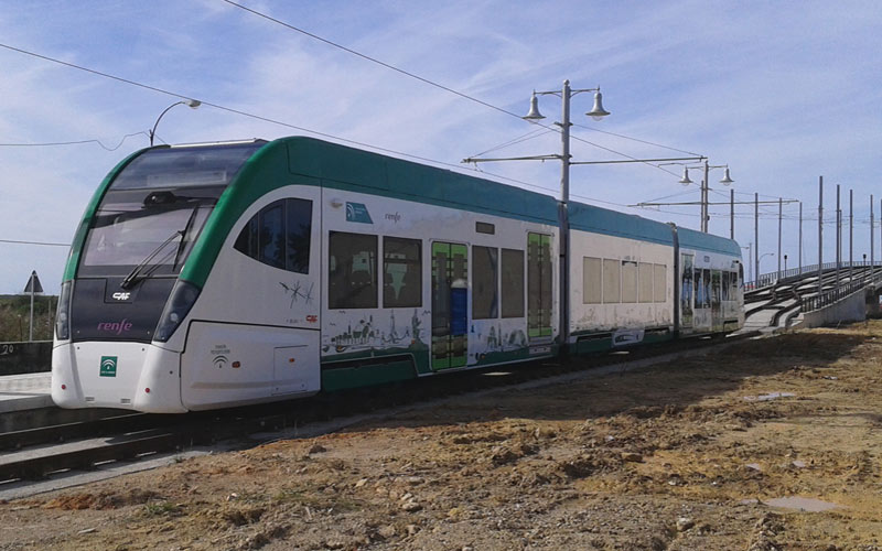 Comprobaciones en las instalaciones de energía previas a ver rodar por primera vez el tranvía entre San Fernando y Chiclana