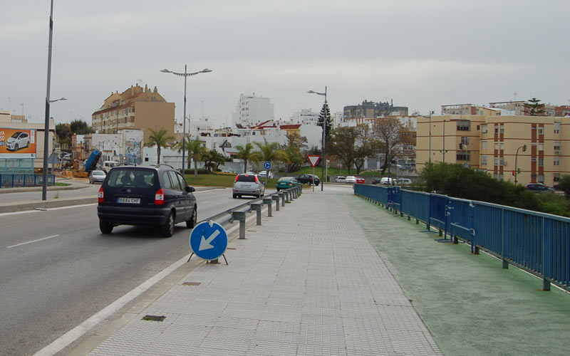 Vías y Obras actúa en los barandales del puente de La Casería y en la solería de la calle Cervantes