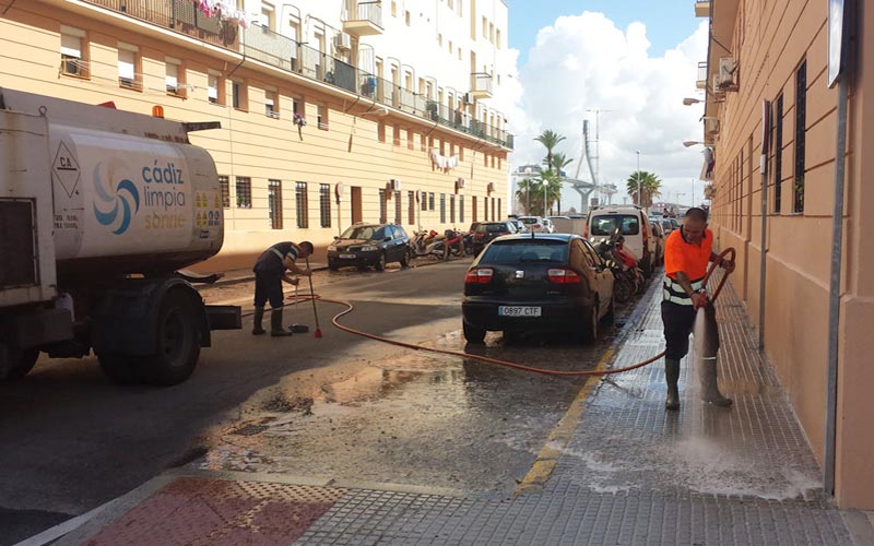 Denuncian “recortes” en el servicio de limpieza viaria en Cádiz, “sin compensación para el ciudadano en las facturas”