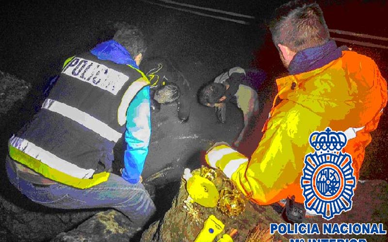 Recuperados los objetos de arte sacro sustraídos de la Capilla de San Roque en una zona rocosa cerca del club deportivo de Vela