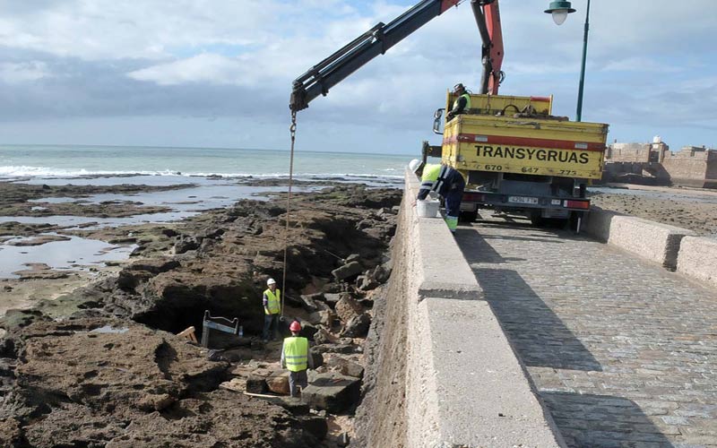 Costas se pone manos a la obra para reparar el malecón de acceso al castillo de San Sebastián