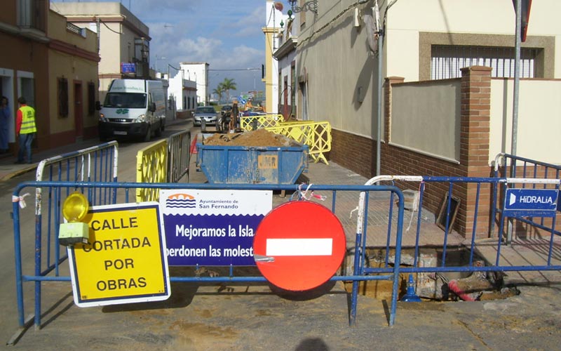 IU compara el arreglo de la red de suministro en las Casas Baratas, que sufren cortes de agua desde el sábado, con la crisis de Loreto