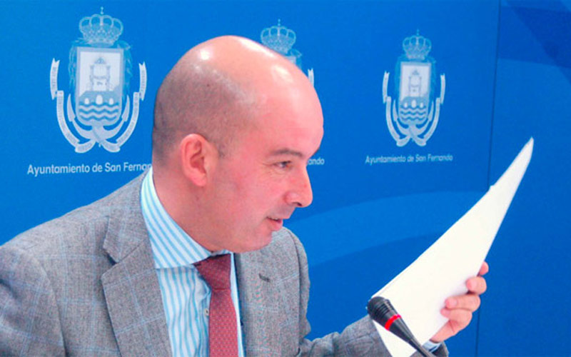El Ayuntamiento isleño se jacta de pagar pronto a sus proveedores, en 44 días; sigue incumpliendo el plazo legal de 30