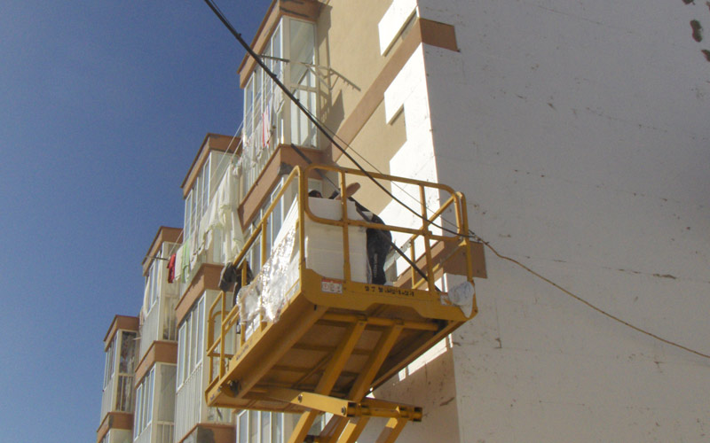 En marcha las obras de rehabilitación energética promovidas en Cádiz por la Junta en sus viviendas, beneficiando a 835 familias