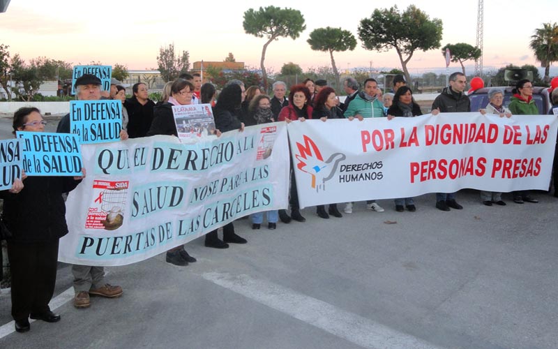 Protesta ante las cárceles de El Puerto recordando que la salud “es un derecho humano del que no se puede privar a los presos”
