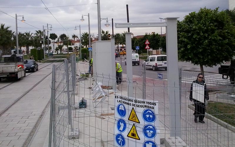 Se instala la primera marquesina del futuro tranvía de la Bahía de Cádiz en la Venta de Vargas, a modo de muestra