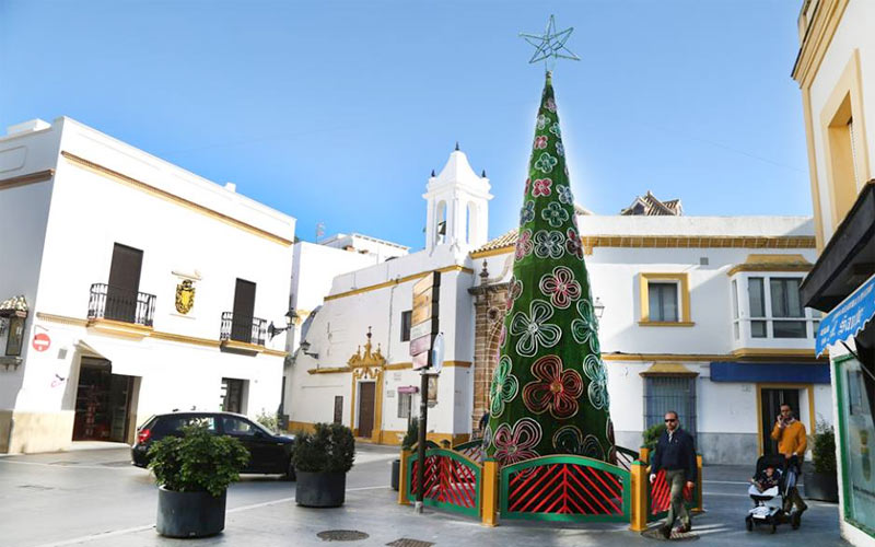 Rota inaugura ‘su’ navidad con el alumbrado extraordinario y un mercadillo para ambientar el centro durante el puente