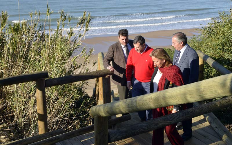 Costas invierte casi 60.000 euros en un nuevo acceso seguro a la playa de Santa Catalina