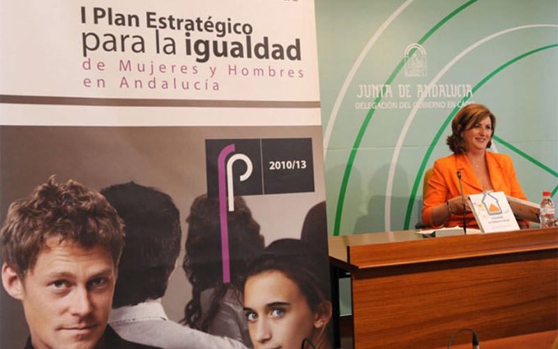 Dolores Virués, homenajeada tras 16 años como coordinadora en Cádiz del Instituto Andaluz de la Mujer
