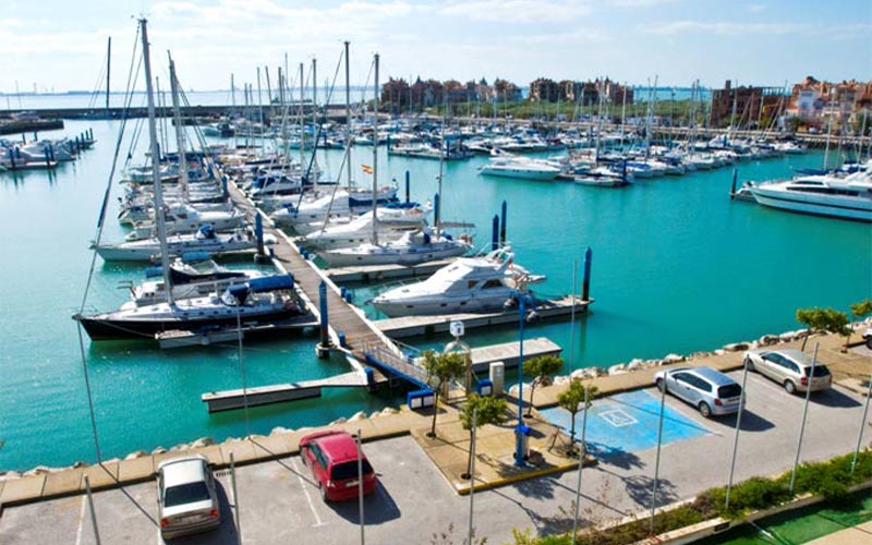 Andalucía oferta a los navegantes franceses sus 22.000 atraques, muchos de ellos en los 15 puertos deportivos de la costa gaditana