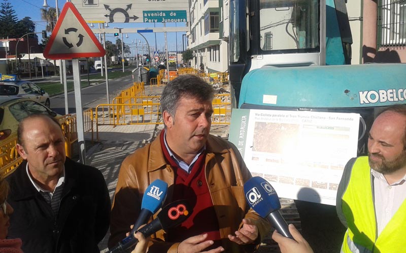 La nueva vía ciclista que discurrirá paralela al trazado del tranvía entre San Fernando y Chiclana, ya en construcción