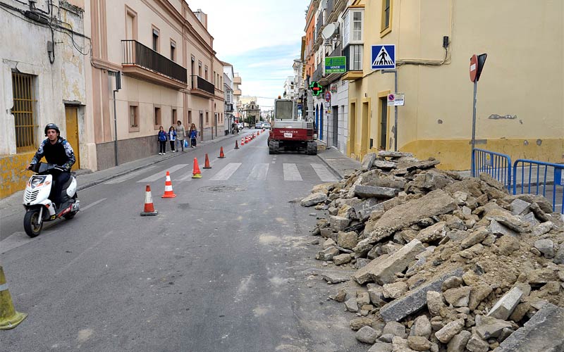 Obras en el acerado de la calle Puerta del Sol y en el colegio Poeta Carlos Álvarez, gracias al Plan Urbana