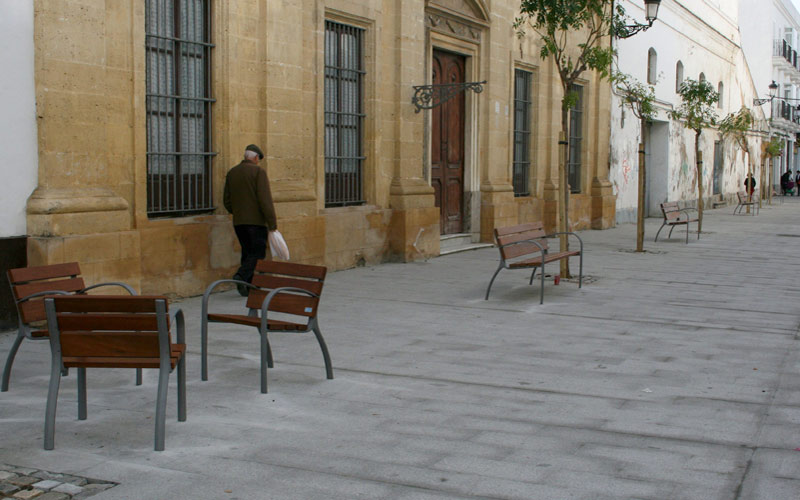 El Ayuntamiento remata el “embellecimiento” del centro chiclanero colocando también maceteros