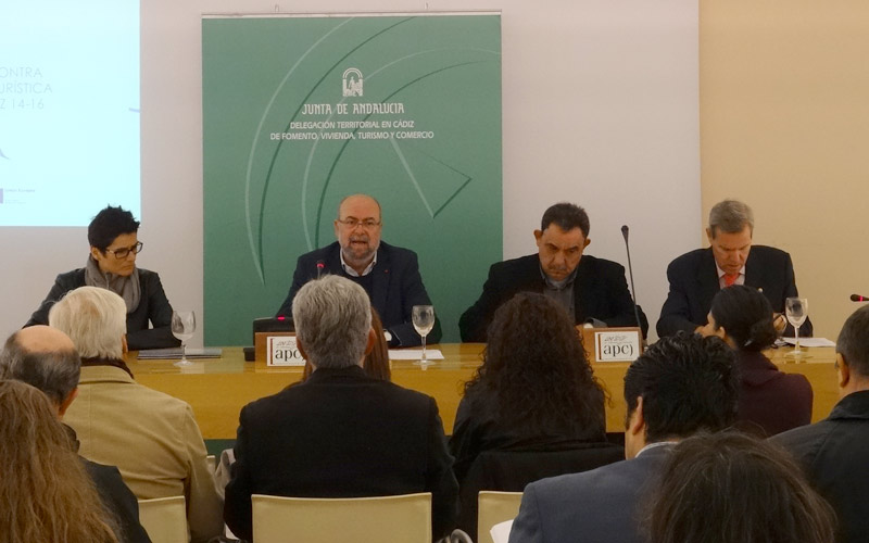 La consejería de Turismo expone al sector gaditano implicado las medidas del nuevo Plan contra la Estacionalidad del Litoral