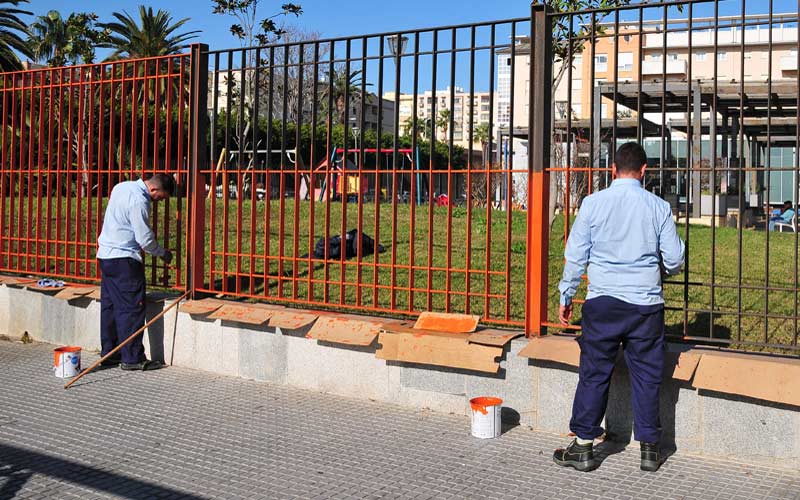 Más de 3.400 jóvenes y mayores de 30 años trabajan actualmente para ayuntamientos gaditanos gracias a dos planes de la Junta