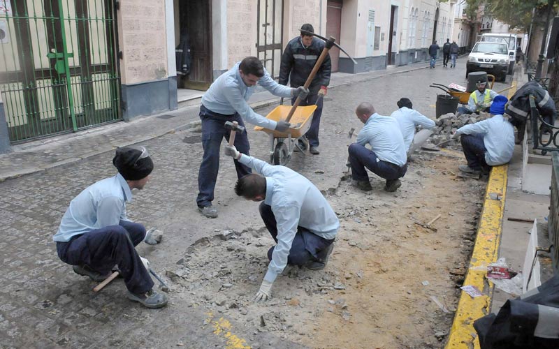 Los 376 parados gaditanos contratados por el Ayuntamiento gracias a los planes de la Junta trabajan en mejoras de la ciudad