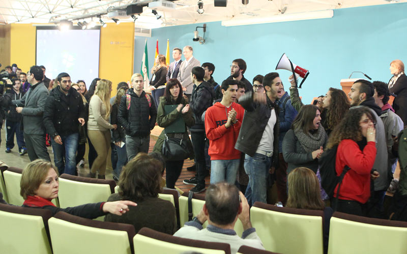 Estudiantes irrumpen en el Claustro de profesores de la UCA para pedir explicaciones: “mientras se recortaba, se despilfarraba”