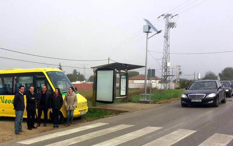 La mayoría de marquesinas del transporte urbano en el extrarradio chiclanero cuenta ya con iluminación