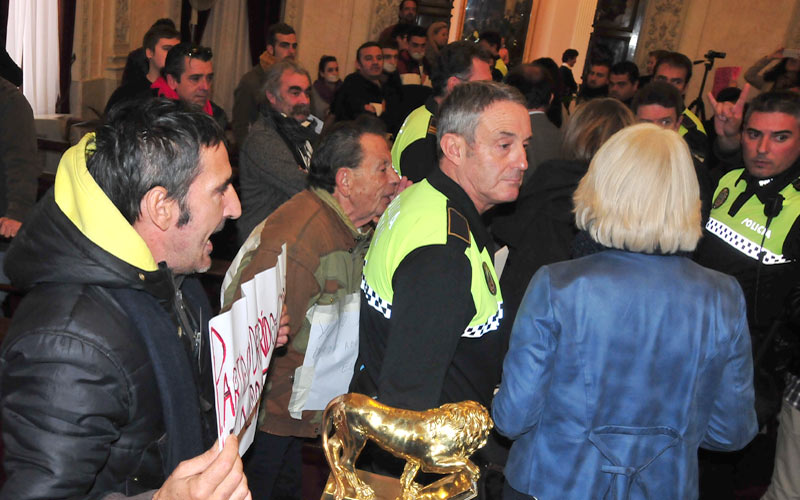 Las protestas obligan a interrumpir el último pleno del año en Cádiz: el PP señala a “dirigentes de Podemos y la izquierda radical”