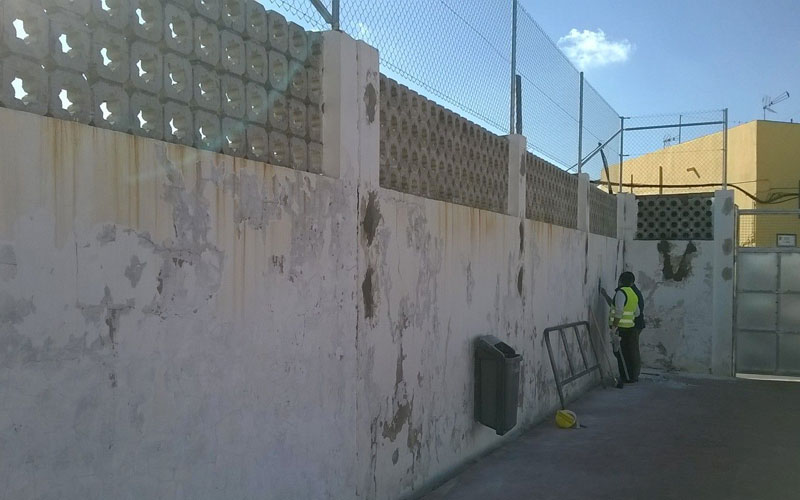 Vías y Obras destina a personal contratado gracias a los planes de la Junta a realizar trabajos menores en algunos colegios