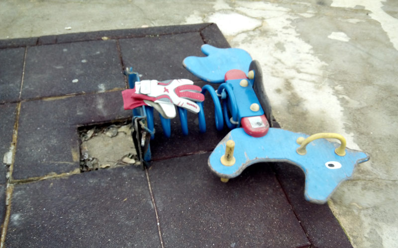 Exigen la “clausura inmediata” de cinco parques infantiles en La Isla denunciados como inseguros por el Defensor del Pueblo