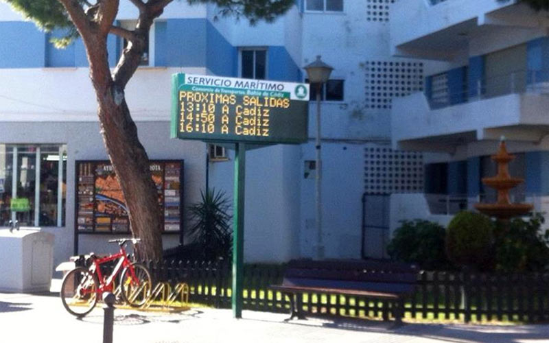 Nuevas pantallas con información en tiempo real sobre el servicio del catamarán entre Rota y Cádiz