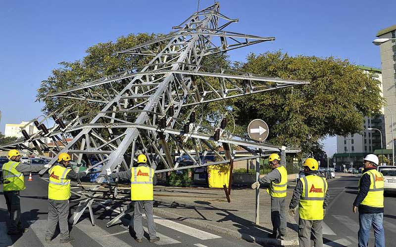 El desmontaje de las torretas eléctricas de la zona de Parque Atlántico y Retiro culminará en breve tras una compleja actuación