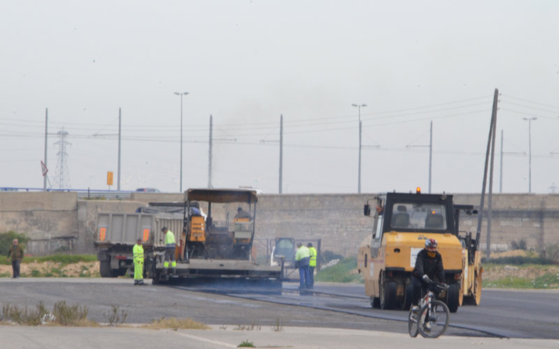 Vecinos de Los Claveles y de las casas del puente, principales favorecidos del asfaltado de nuevas parcelas en La Magdalena