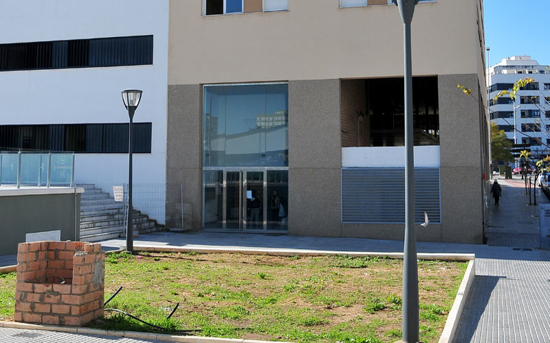 Familias necesitadas ocupan un bloque de pisos vacío en Cádiz y forman la Corrala de la Bahía