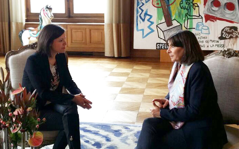 La alcaldesa de París recibe y apoya a la alcadable del PSOE en San Fernando y le muestra el modelo participativo que lleva a cabo