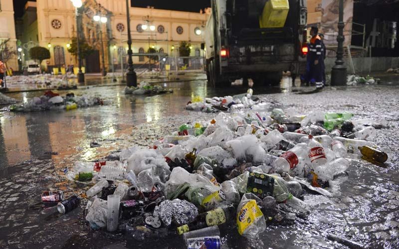 El primer fin de semana de Carnaval deja en Cádiz más de 260 toneladas de basura
