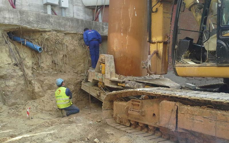 Comienzan a levantarse las pilas de la ampliación del puente de los Remedios sobre el río Iro para el futuro paso del tranvía