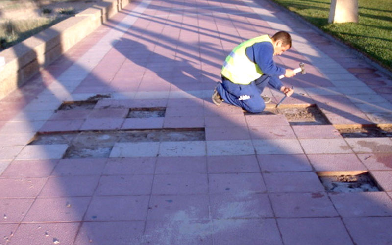 El Ayuntamiento proyecta pequeñas obras de mejora en el paseo marítimo de La Barrosa de cara a la próxima temporada