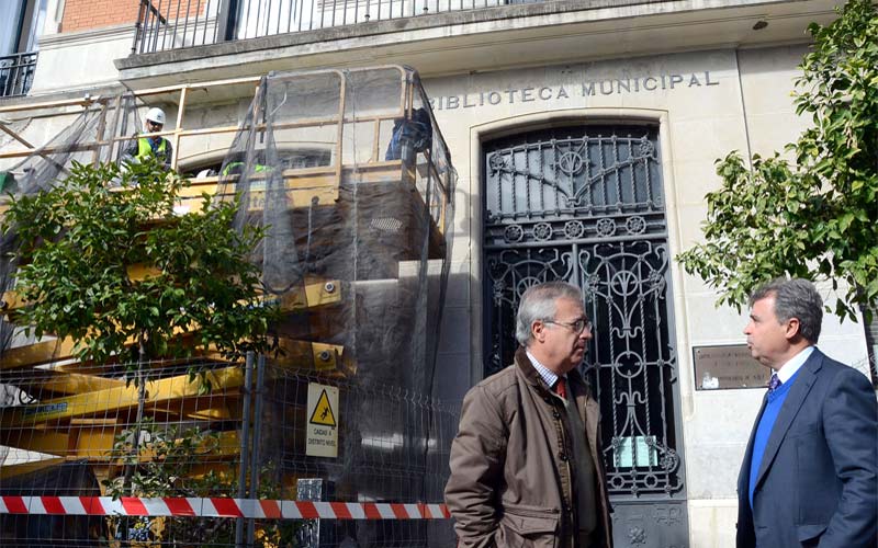 Se invierten 70.000 euros de la privatización del agua en la rehabilitación de la fachada de la Biblioteca Municipal Central