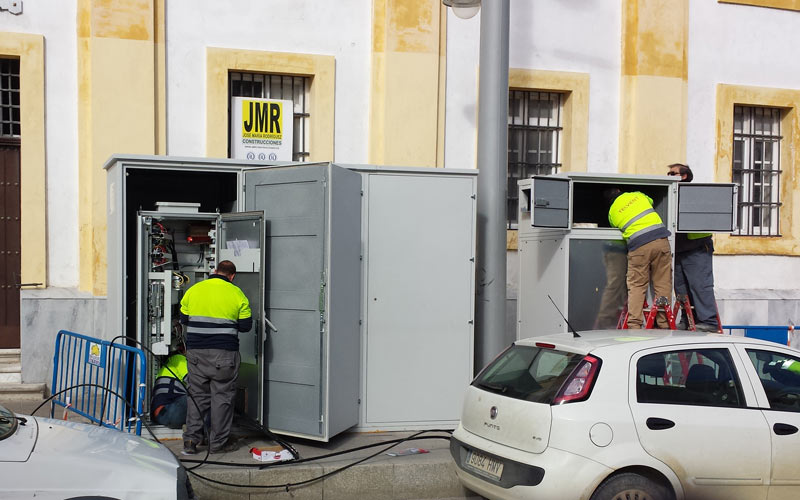 Los anti-tranvía denuncian ante el Defensor del Pueblo Andaluz la colocación del armario eléctrico junto a la Compañía de María