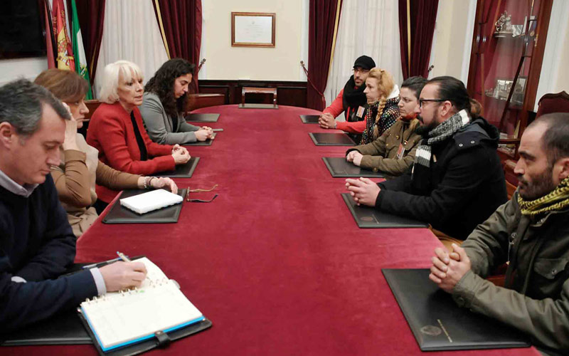 Martínez recibe a una representación de la Corrala de la Bahía y les anuncia que se reunirá en breve con la Junta para tratar el asunto