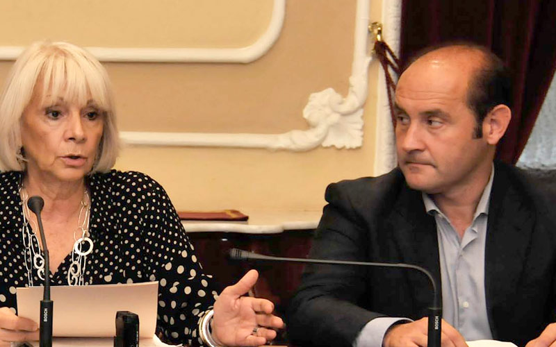 El Ayuntamiento de Cádiz se defiende: “querían tumbar tres webs municipales y la Junta Electoral ha quitado dos letreros, nada más”