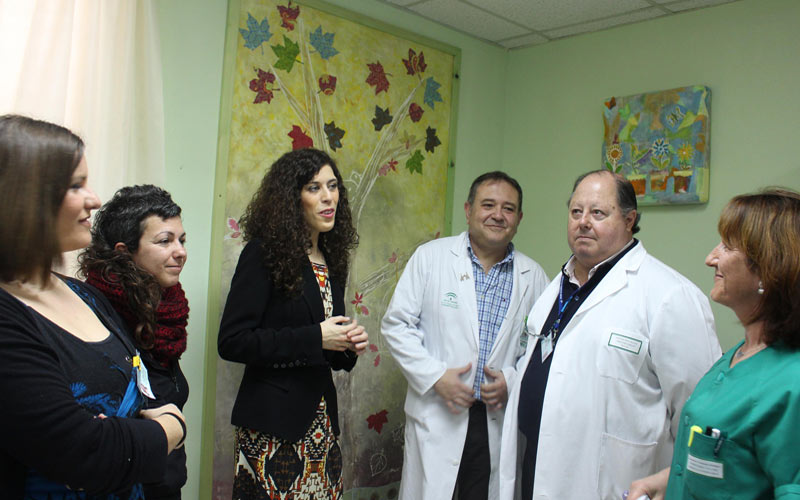 Usuarios de la Comunidad Terapéutica de Salud Mental del Hospital de Puerto Real decoran el centro con su creatividad y arte