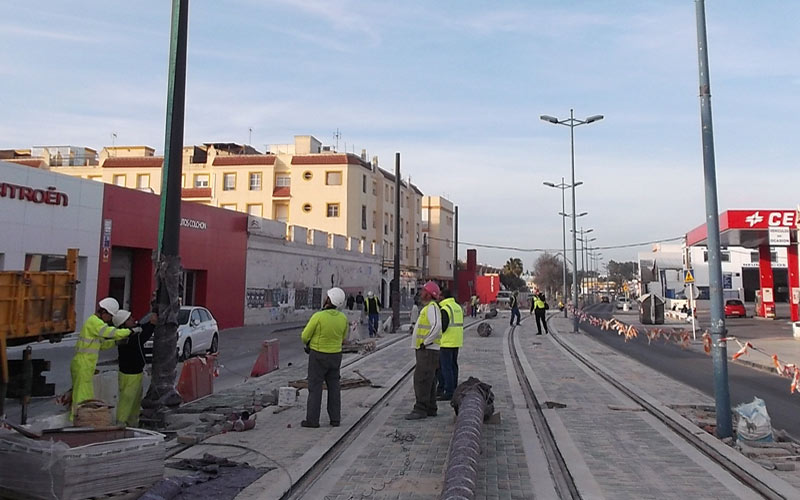 La instalación de postes de catenaria del tranvía comienza en la Alameda Solano y continuará en zonas con la obra civil avanzada