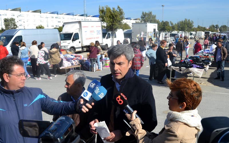 En marcha una campaña informativa y de concienciación entre los comerciantes de ‘los gitanos’ para mantener limpia La Magdalena