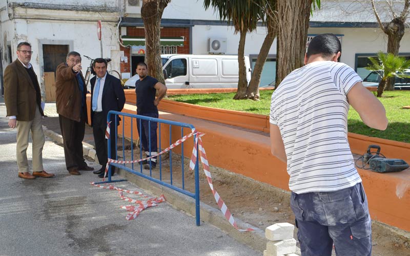 Personal municipal lleva a cabo mejoras en la plaza del Cristo, en la calle Bonifaz y en el puente del Gran Poder