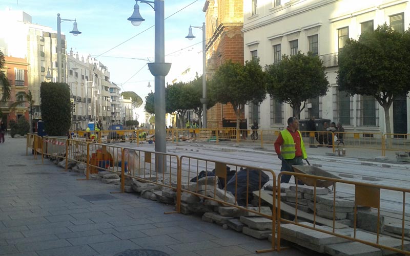 Los antitranvía alertan de la cercanía de la Semana Santa mientras la calle Real continúa en obras