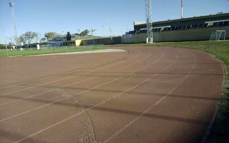 Denuncian el deterioro de las pistas de atletismo del estadio Navarro Flores y el “deplorable estado” del material deportivo 
